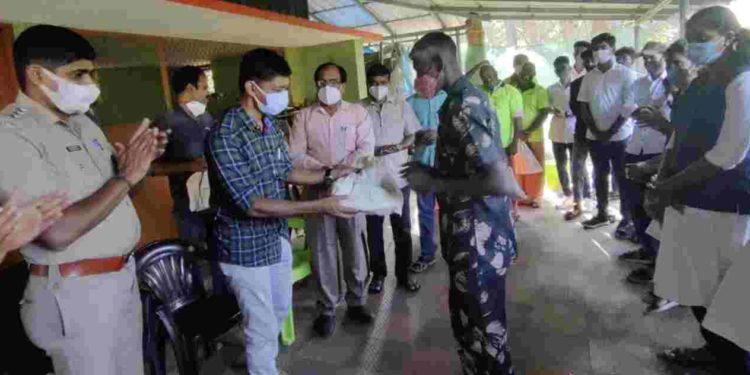 വനംവകുപ്പ് വാച്ചർമാർക്ക് കാട്ടുതീ പ്രതിരോധത്തിനുള്ള പ്രാഥമികകിറ്റ് നൽകി