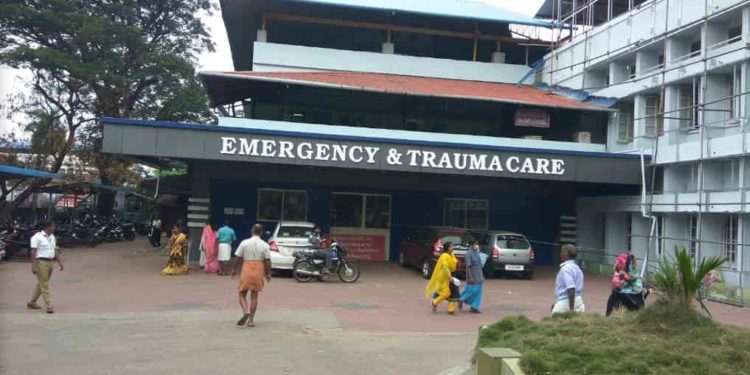 ജീവനക്കാരില്ല; ജില്ല ആശുപത്രിയിലെത്തുന്നവർ വലയുന്നു