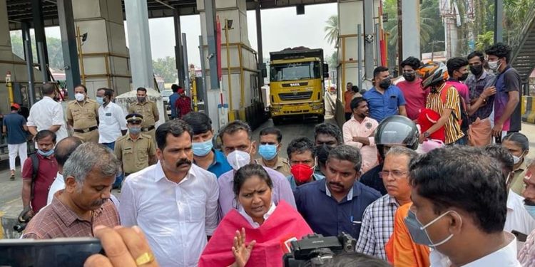 പന്നിയങ്കര ടോള്‍;തദ്ദേശവാസികളില്‍ നിന്ന് തല്‍ക്കാലം ടോള്‍ പിരിക്കില്ല,സമരം അവസാനിച്ചു