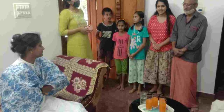 യുക്രയിനിൽ  നിന്നും തിരിച്ചെത്തിയ അശ്വതിയെ രമ്യ ഹരിദാസ് എം പി സന്ദർശിച്ചു