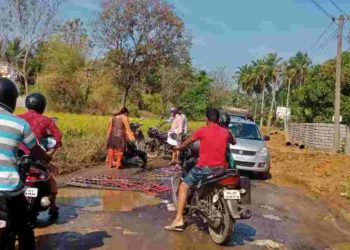 അപകടപരമ്പര സൃഷ്ടിച്ച് പല്ലാവൂർ-കുനിശ്ശേരി റോഡിന്റെ തകർച്ചയും കുഴികളും.