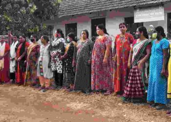 വേതനം ലഭിക്കുന്നില്ല: വനിതാ ദിനത്തിൽ ഖാദി തൊഴിലാളികൾ പ്രതിഷേധ ധർണ്ണ നടത്തി.