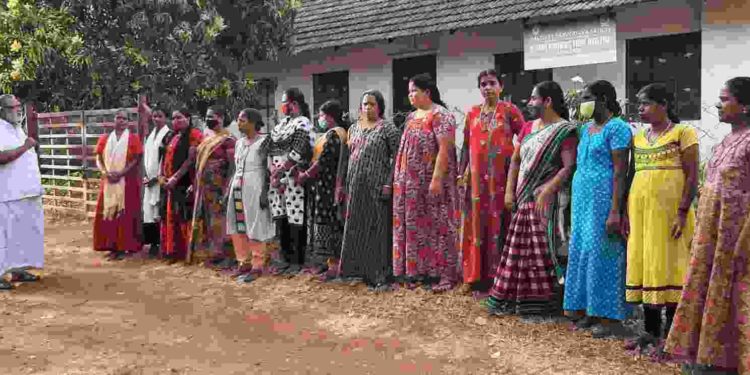 വേതനം ലഭിക്കുന്നില്ല: വനിതാ ദിനത്തിൽ ഖാദി തൊഴിലാളികൾ പ്രതിഷേധ ധർണ്ണ നടത്തി.