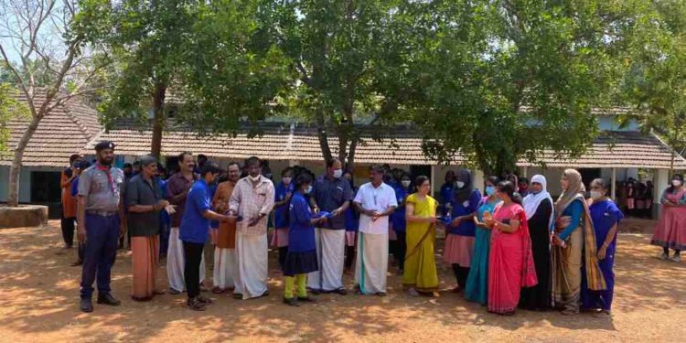 ഹൈസ്കൂൾ കേരളശ്ശേരിയിലെ പൂർവ്വവിദ്യാർത്ഥികളുടെ കൂട്ടായ്മയായ ജേഴ്‌സി നൽകി