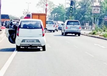 കാറിൻ്റെ ഡോർ തുറന്ന് അപകടയാത്ര