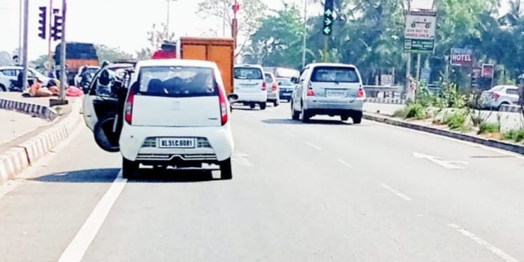 കാറിൻ്റെ ഡോർ തുറന്ന് അപകടയാത്ര