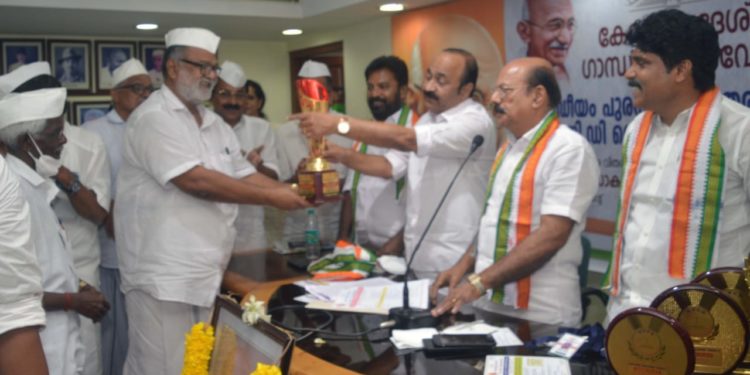 കെ.പി.ജി.ഡി.ഗാന്ധിയൻ പുരസ്ക്കാരം പാലക്കാട് ജില്ലക്ക്