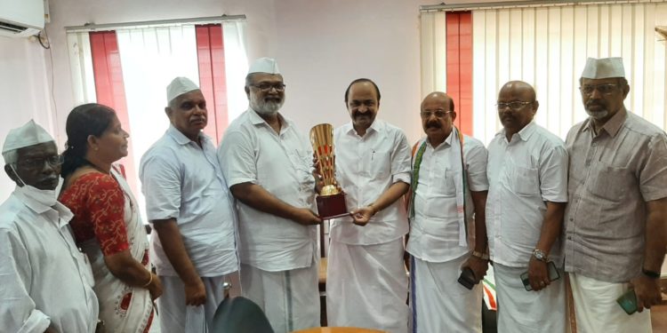 കെ.പി.ജി.ഡി.ഗാന്ധിയൻ പുരസ്ക്കാരം പാലക്കാട് ജില്ലക്ക് സമ്മാനിച്ചു.