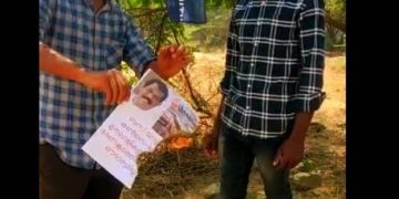 വിദ്യാർത്ഥി കൺസെഷൻ: മന്ത്രിയുടെ ചിത്രം കത്തിച്ച് പ്രതിഷേധം