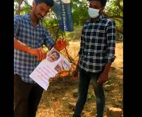 വിദ്യാർത്ഥി കൺസെഷൻ: മന്ത്രിയുടെ ചിത്രം കത്തിച്ച് പ്രതിഷേധം