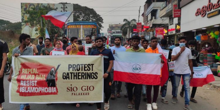 ഹിജാബ് നിരോധനം:കോടതി വിധിക്കെതിരെ പ്രധിഷേധ പ്രകടനവും സംഗമവും സംഘടിപ്പിച്ചു