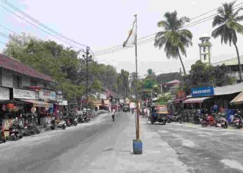 റോഡിനു നടുവിൽ കൊടിമരം