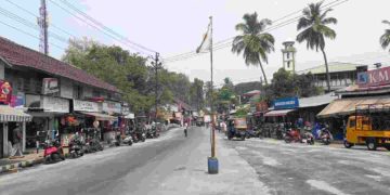 റോഡിനു നടുവിൽ കൊടിമരം