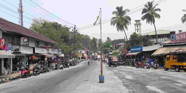 റോഡിനു നടുവിൽ കൊടിമരം