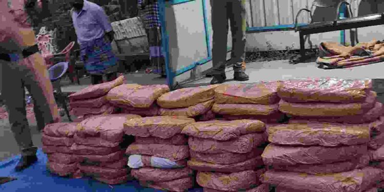 വാളയാറിൽ വൻ കഞ്ചാവ് വേട്ട; പിടിച്ചെടുത്തത് 170 കിലോ, മൂന്നുപേർ പിടിയിൽ