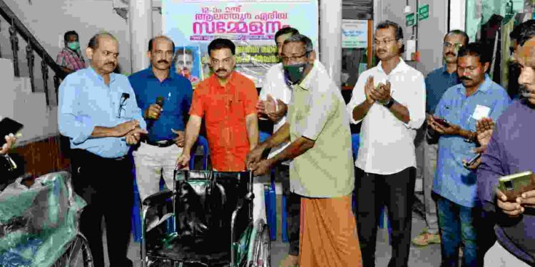 ഭിന്നശേഷിക്കാരായ 4 പേർക്ക്  വീൽചെയർ നൽകി