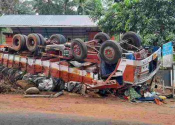 കുളപ്പുള്ളിയിൽ ചരക്കുലോറി മറിഞ്ഞ് അപകടം