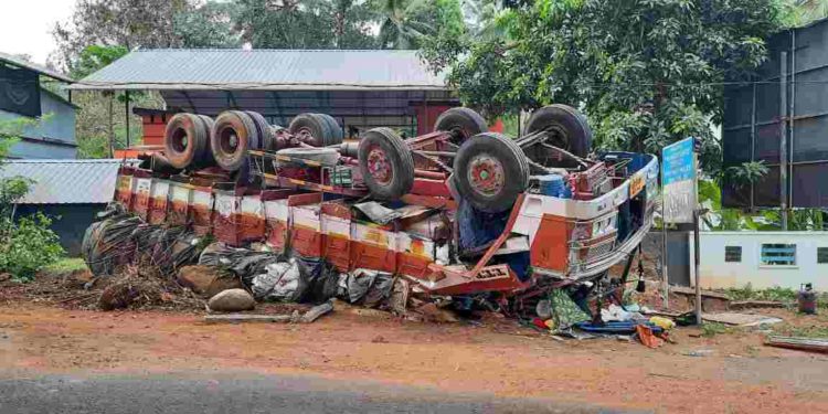 കുളപ്പുള്ളിയിൽ ചരക്കുലോറി മറിഞ്ഞ് അപകടം