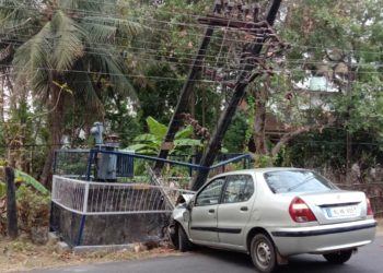 നിയന്ത്രണംവിട്ട കാർ വൈദ്യുത പോസ്റ്റുകൾ തകർത്തു
