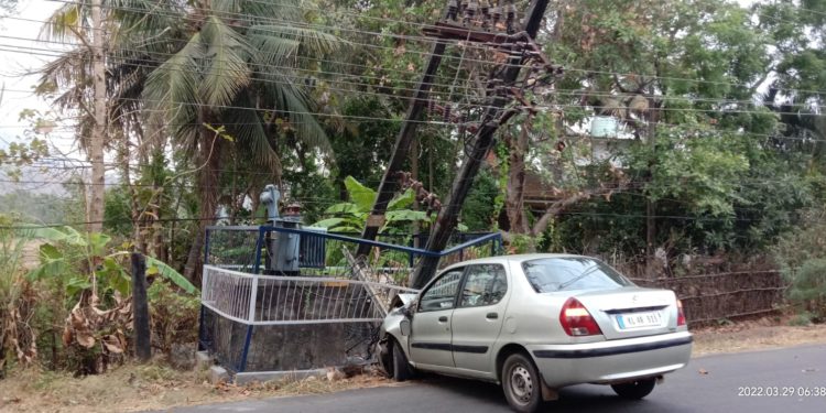 നിയന്ത്രണംവിട്ട കാർ വൈദ്യുത പോസ്റ്റുകൾ തകർത്തു