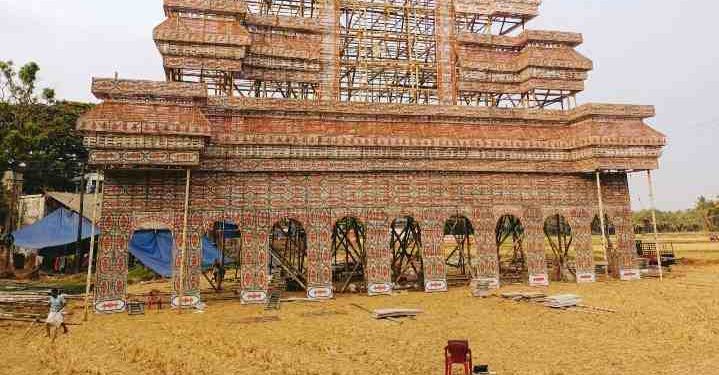 കാണികൾക്ക് ആവേശം പകർന്നുകൊണ്ട് നെന്മാറ-വല്ലങ്ങി വേലപ്പന്തലുകളുടെ നിർമ്മാണം പുരോഗമിക്കുന്നു.