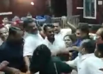 പാലക്കാട് നഗരസഭയിൽ കയ്യാങ്കളി; വനിതാ കൗൺസിലർമാർക്ക് മർദ്ദനം