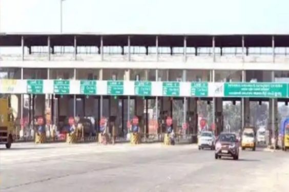 പന്നിയങ്കര ടോള്‍ പ്ലാസയില്‍ ഇന്ന് അര്‍ധരാത്രി മുതല്‍ ടോള്‍ പിരിവ് ആരംഭിക്കും. സൗജന്യപാസിനായി പ്രതിഷേധം