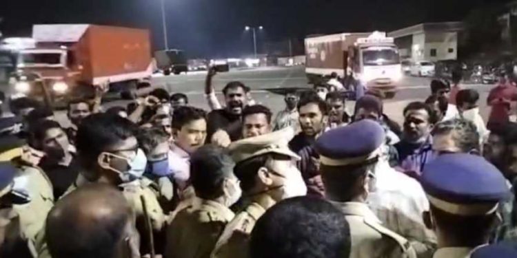 വടക്കഞ്ചേരി ടോൾ പ്ലാസയിലേക്ക്എഐവൈഎഫ് നടത്തിയ മാർച്ചിൽ സംഘർഷം.