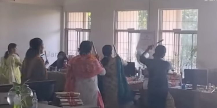 ജി എസ് ടി ഓഫീസിലെ വനിതാ ജീവനക്കാരുടെ ജോലി സമയത്ത് ഓഫീസില്‍ കോല്‍ക്കളി പരിശീലനം വിവാദമാകുന്നു