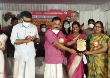 പുരസ്കാരം നൽകി.