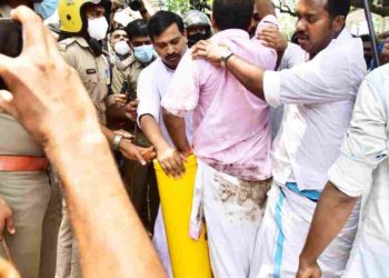 കളക്ട്രേറ്റിൽ സർവേ കല്ല് സ്ഥാപിച്ച് യൂത്ത്കോൺഗ്രസ്‌ പ്രതിഷേധം