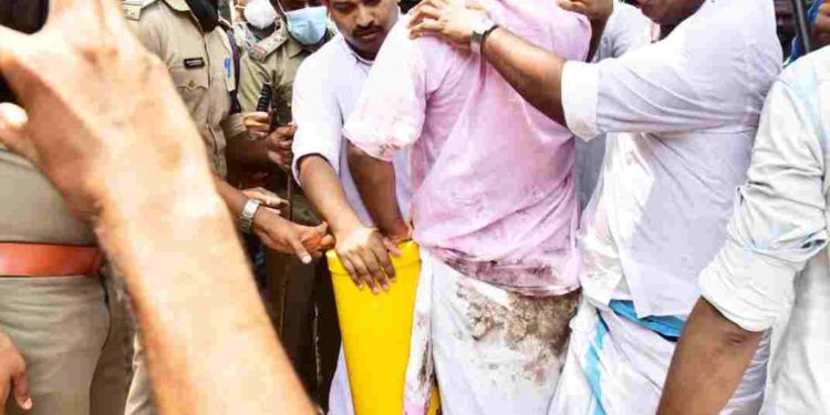 കളക്ട്രേറ്റിൽ സർവേ കല്ല് സ്ഥാപിച്ച് യൂത്ത്കോൺഗ്രസ്‌ പ്രതിഷേധം