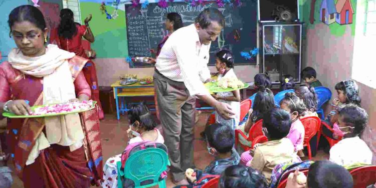 ഓർമ്മച്ചെപ്പിലെ മാധുര്യവുമായി പല്ലാവൂർ സ്കൂളിൽ മിഠായി മേള സംഘടിപ്പിച്ചു