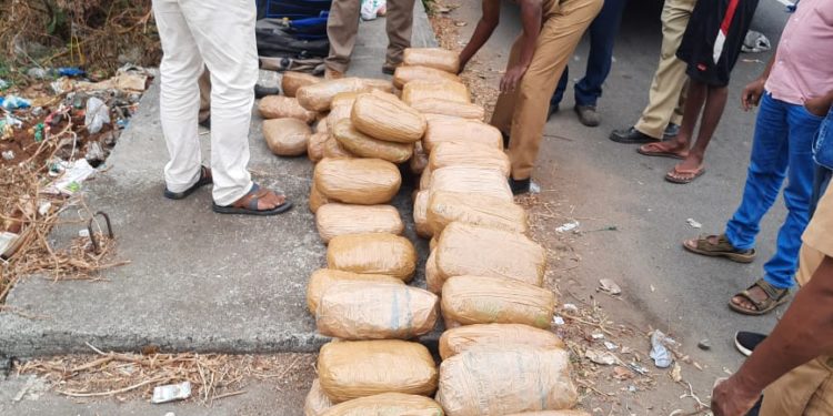 വാളയാര്‍ ചെക്ക് പോസ്റ്റില്‍  82 കിലോഗ്രാം കഞ്ചാവ് പിടികൂടി,