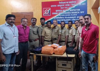 ട്രെയിനിൽ കടത്തിയ 8.800 കിലോഗ്രാം കഞ്ചാവ് പിടികൂടി.