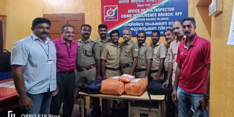 ട്രെയിനിൽ കടത്തിയ 8.800 കിലോഗ്രാം കഞ്ചാവ് പിടികൂടി.