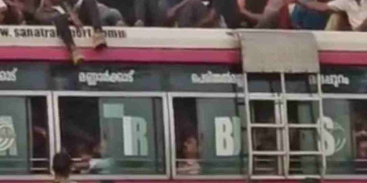 ബസിനു മുകളിൽ യാത്രക്കാർ; പിന്നാലെ എത്തി ടിക്കറ്റ് ‘ഉറപ്പാക്കി’ കണ്ടക്ടർ