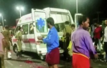 കഞ്ചിക്കോട്   ലോറിയിലുടെ പിറകില്‍ സ്‌കൂട്ടര്‍ ഇടിച്ച്‌  ഇരട്ട സഹോദരങ്ങള്‍ മരിച്ചു.