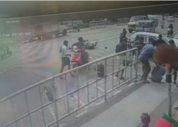 ഓടിക്കൊണ്ടിരുന്ന ബസ്സിൽ നിന്ന് വിദ്യാ‍ര്‍ത്ഥിനി തിരക്കുള്ള റോഡിലേക്ക് തെറിച്ചുവീണു