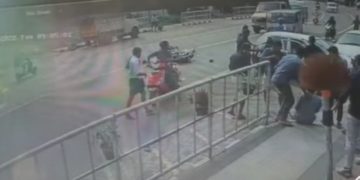 ഓടിക്കൊണ്ടിരുന്ന ബസ്സിൽ നിന്ന് വിദ്യാ‍ര്‍ത്ഥിനി തിരക്കുള്ള റോഡിലേക്ക് തെറിച്ചുവീണു
