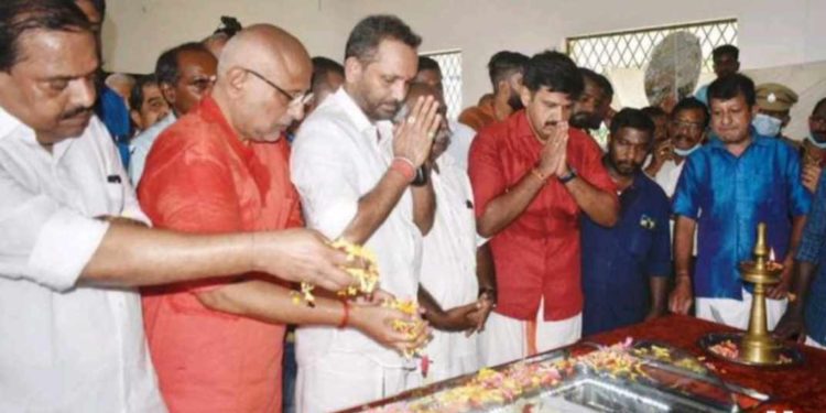 ശ്രീനിവാസന് അന്തിമോപചാരം അർപ്പിക്കാൻ എത്തിയത് ആയിരങ്ങൾ