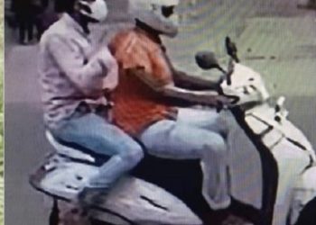 സ്ത്രീകളും കുട്ടികളുമൊഴികെയുള്ളവർക്ക് ഇരുചക്രവാഹനങ്ങളിൽ പിൻസീറ്റ് യാത്ര പാടുള്ളതല്ല