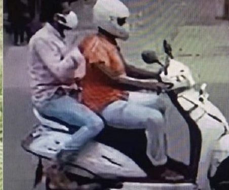 സ്ത്രീകളും കുട്ടികളുമൊഴികെയുള്ളവർക്ക് ഇരുചക്രവാഹനങ്ങളിൽ പിൻസീറ്റ് യാത്ര പാടുള്ളതല്ല