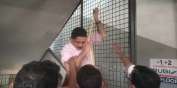 മണ്ണാർക്കാട് കെഎസ്ഇബി ഓഫീസിൽ കരാറുകാരന്റെആത്മഹത്യ ഭീഷണി