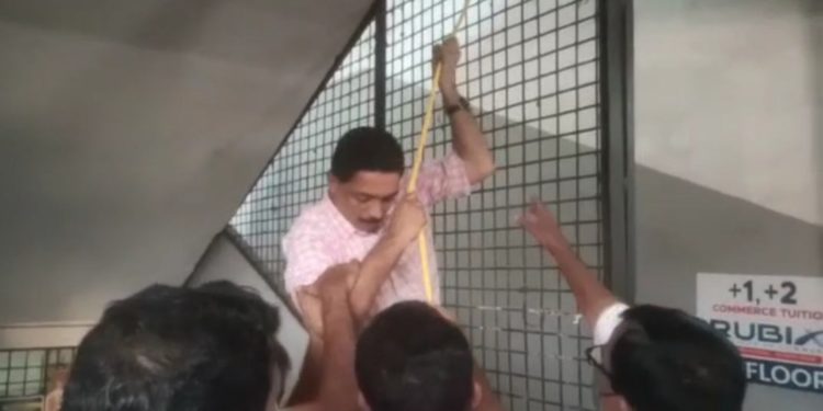 മണ്ണാർക്കാട് കെഎസ്ഇബി ഓഫീസിൽ കരാറുകാരന്റെആത്മഹത്യ ഭീഷണി