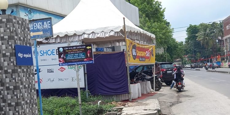 കലക്ടറുടെ വസതിക്കു മുന്നിലെ ഫുട്പാത്ത് കൈയ്യേറ്റം ഒഴിപ്പിക്കണം