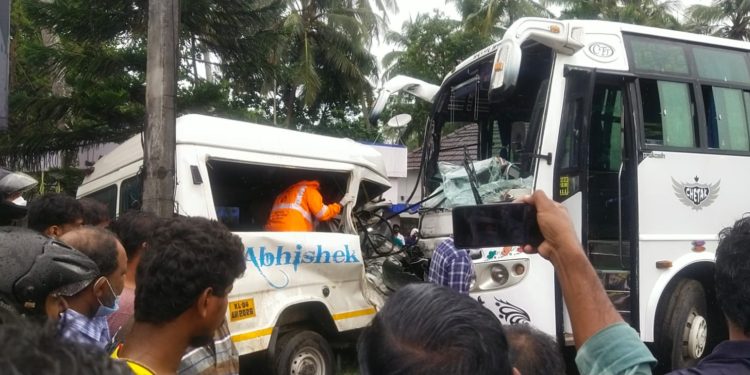 മുടപ്പല്ലൂർ കരിപ്പാലിയിൽ വാഹന അപകടം ഒരാൾ മരിച്ചു.