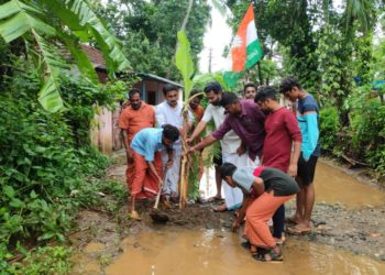 തകർന്ന റോഡിൽ വാഴനട്ട് യൂത്ത് കോൺഗ്രസ് പ്രതിഷേധിച്ചു.