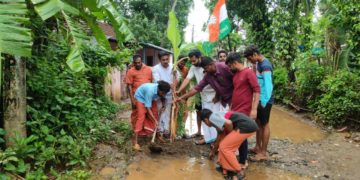 തകർന്ന റോഡിൽ വാഴനട്ട് യൂത്ത് കോൺഗ്രസ് പ്രതിഷേധിച്ചു.