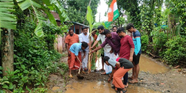 തകർന്ന റോഡിൽ വാഴനട്ട് യൂത്ത് കോൺഗ്രസ് പ്രതിഷേധിച്ചു.